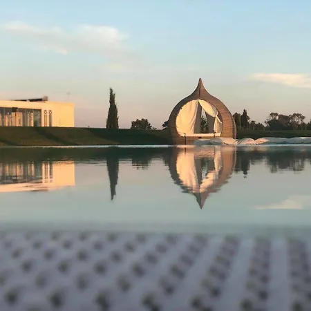 马塞里亚极乐世界旅馆 3*